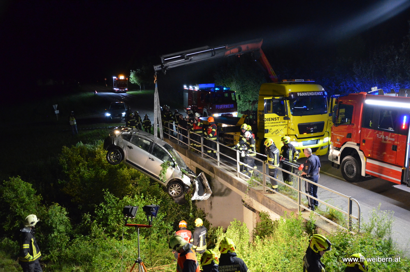 Autoüberschlag: PKW bei Unfall in Weibern über Bachbett gesprungen und unter Brücke geschleudert